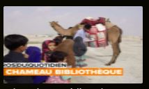 Un chameau qui transporte des livres et des enfants faisant la queue